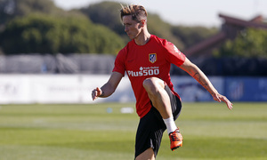 Temporada 15/16. Entrenamiento en la ciudad deportiva de Majadahonda. Torres realizando ejercicios durante el entrenamiento