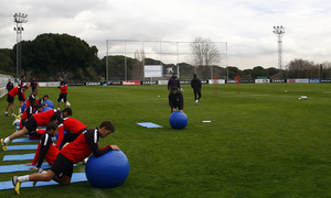 Temporada 12/13. Entrenamiento, jugadores realizando ejercicios con balones grandes durante el entrenamiento en el Cerro del Espino
