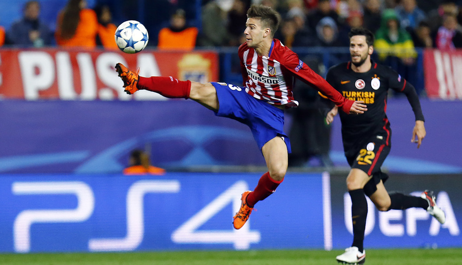 temporada 15/16. Partido Atlético de Madrid Galatasaray. Vietto controlando un balón durante el partido