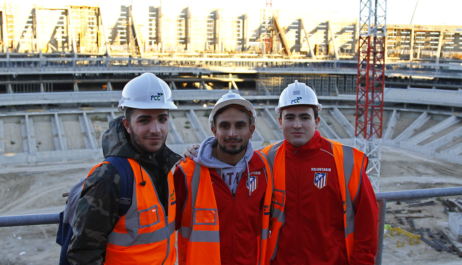 Los voluntarios visitan el nuevo estadio