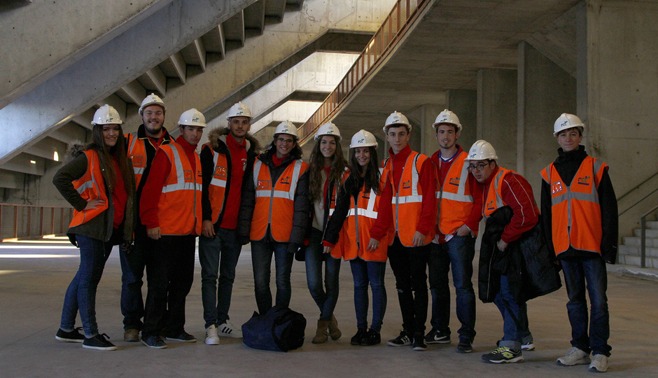 Los voluntarios visitan el nuevo estadio