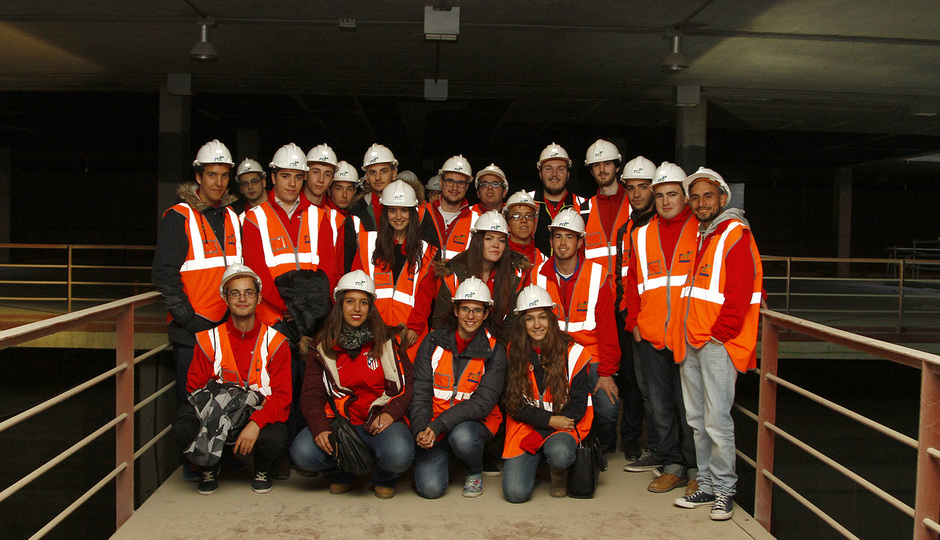 Los voluntarios visitan el nuevo estadio