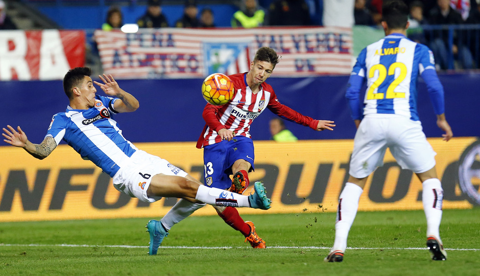temporada 15/16. Partido Atlético Espanyol.  Vietto disparando a puerta durante el partido