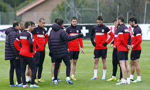 Temporada 12/13. Entrenamiento, Simeone hablando con los jugadores durante el entrenamiento en la Ciudad Deportiva de Majadahonda