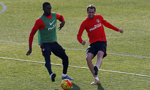 temporada 15/16. Entrenamiento en la ciudad deportiva de Majadahonda. Jackson y Godín luchando un balón durante el entrenamiento