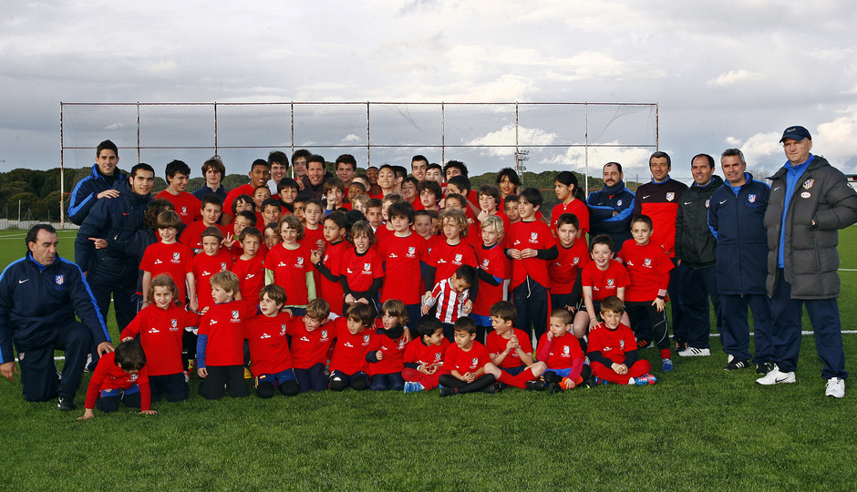 Simeone y Manolo, con los entrenadores y los niños del Campus de la Fundación Atlético de Madrid