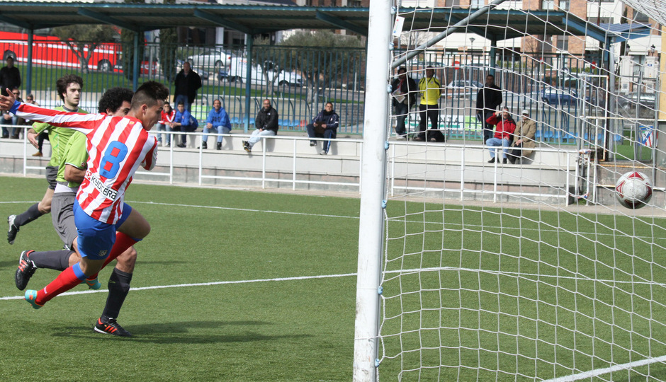 Ian, del Atlético C, marca el gol de su equipo ante el Adarve