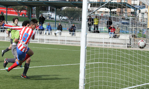 Ian, del Atlético C, marca el gol de su equipo ante el Adarve