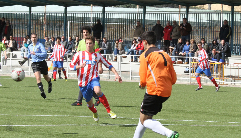 Iván Calero, del Atlético C, lucha por un balón ante el Adarve