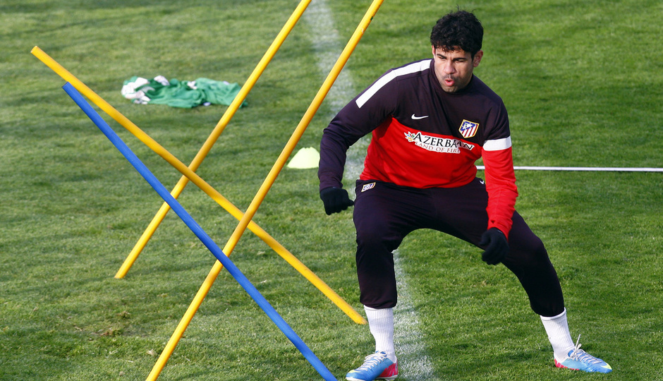 Diego Costa esquiva unas picas en un entrenamiento