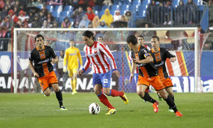 Falcao intenta irse de los defensores del Valencia que le rodean