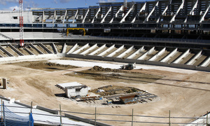 Nuevo estadio. Vista del terreno de juego desde la grada media del córner suroeste