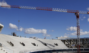 Nuevo estadio. Colocación de gradas en la grada alta del fondo norte