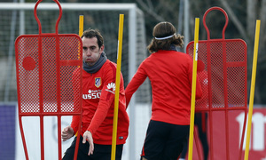 temporada 15/16. Entrenamiento en la ciudad deportiva de Majadahonda. Godín realizando ejercicios físicos durante el entrenamiento