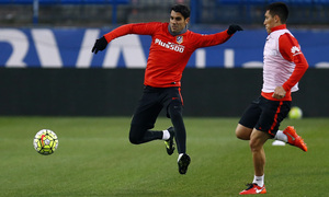 temporada 15/16. Entrenamiento en el Estadio Vicente Calderón. Augusto luchando un balón durante el entrenamiento