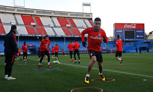temporada 15/16. Entrenamiento en el Estadio Vicente Calderón. Jugadores realizando ejercicios con balón durante el entrenamiento