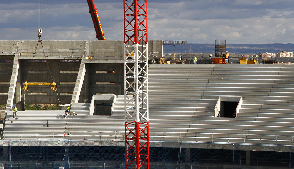 Nuevo estadio. Colocación de gradas en la grada alta del fondo norte y preparación de pilonos para apoyo de cubierta