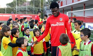 Temporada 2015-2016. Miguel Ángel Moya, Luciano Vietto y Thomas saludaron a los niños de la fundación.