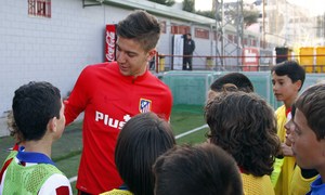 Temporada 2015-2016. Miguel Ángel Moya, Luciano Vietto y Thomas saludaron a los niños de la fundación.