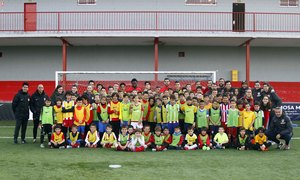 Temporada 2015-2016. Miguel Ángel Moya, Luciano Vietto y Thomas saludaron a los niños de la fundación.