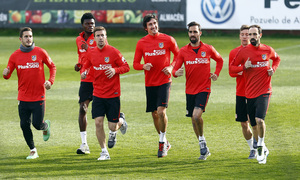 temporada 15/16. Entrenamiento en la ciudad deportiva de Majadahonda.  Jugadores corriendo durante el entrenamiento