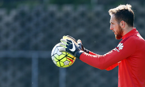 temporada 15/16. Entrenamiento en la ciudad deportiva de Majadahonda. Oblak deteniendo un balón durante el entrenamiento