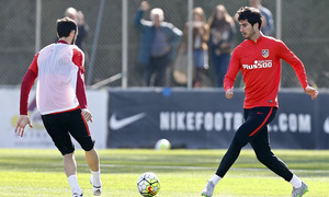 temporada 15/16. Entrenamiento en la ciudad deportiva de Majadahonda. Nacho Monsalve realizando ejercicios con balón durante el entrenamiento