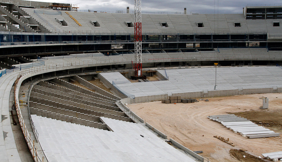 Nuevo estadio. Graderío bajo ya casi completo en el lateral este y vista del fondo sur