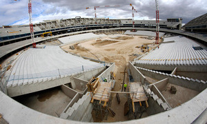 Nuevo estadio. En primer plano trabajos de construcción de bocana norte y panorámica general del estadio