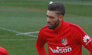 Temporada 15/16. Entrenamiento en la Ciudad Deportiva Wanda Atlético de Madrid. Carrasco realizando ejercicios de estiramiento.