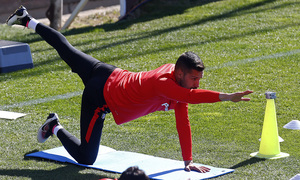 temporada 15/16. Entrenamiento en la ciudad deportiva de Majadahonda. Moyá estirando durante el entrenamiento