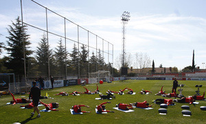 Temporada 15/16. Entrenamiento en la Ciudad Deportiva Wanda Atlético de Madrid. Los jugadores realizan ejercicios de estiramiento.