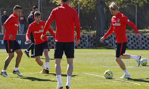 Temporada 15/16. Entrenamiento en la Ciudad Deportiva Wanda Atlético de Madrid. Torres durante un rondo.