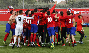 Temporada 15/16. El equipo juvenil celebra el título de liga.