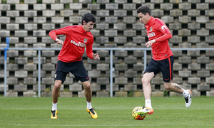 temporada 15/16. Entrenamiento en la ciudad deportiva de Majadahonda. Giménez y Savic realizando ejercicios con balón durante el entrenamiento