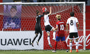 Temporada 2015/2016. Atlético de Madrid Féminas - Valencia CF. Lola Gallardo atrapa un balón arriba. 
