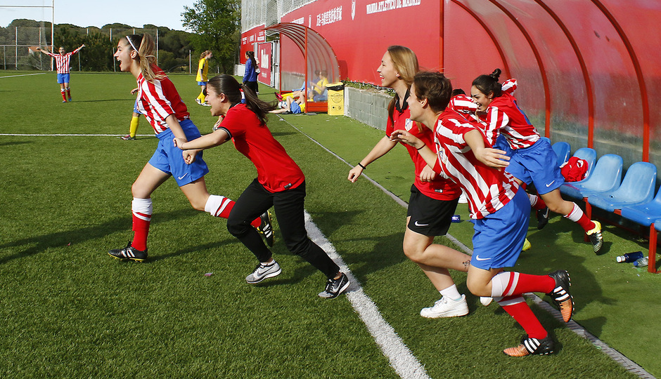 Temporada 15/16. Atlético Féminas Juvenil B celebra el campeonato liguero. 