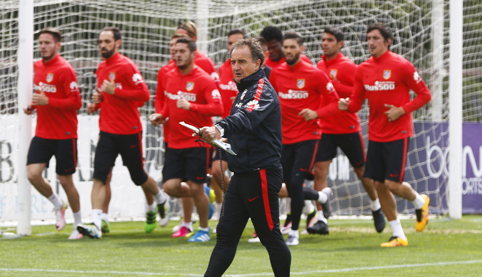 Temporada 15/16. Entrenamiento en la Ciudad Deportiva Wanda Atlético de Madrid. El Profe Ortega durante el entrenamiento. (Alberto)