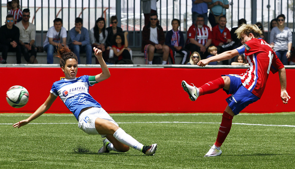 Temporada 2015/2016. Atlético de Madrid Féminas - Granadilla Tenerife. Amanda dispara y marca. 