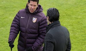 Entrenamiento primer equipo 10/04/2013. Simeone y Caminero conversan durante el entrenamiento.
