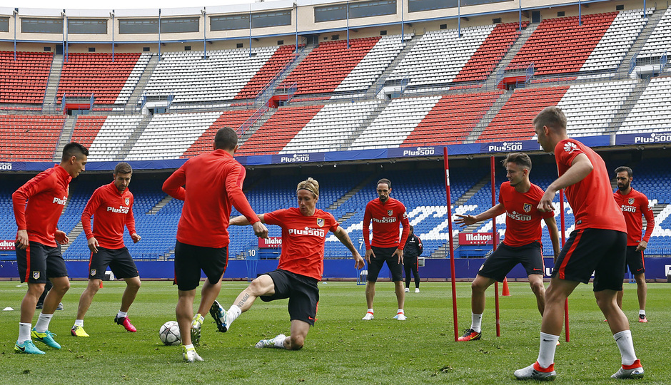 temporada 15/16. Entrenamiento en el Estadio Vicente Calderón. Jugadores realizando ejercicios con balón durante el entrenamiento