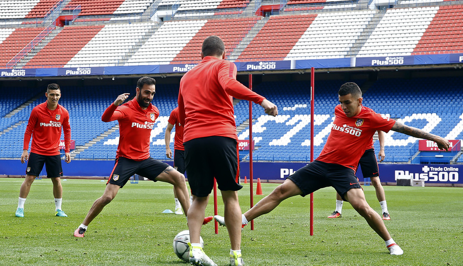 temporada 15/16. Entrenamiento en el Estadio Vicente Calderón. Jugadores realizando ejercicios con balón durante el entrenamiento