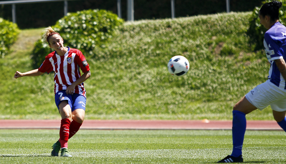 Temporada 2015-2016. Partido de cuartos de final de la Copa de la Reina entre el Atlético de Madrid féminas y Sporting de Huelva. Ángela Sosa marca un gol.