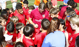 Temporada 16/17. Fernando Torres firma autógrafos a los niños/as del Campus. (Alberto)