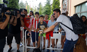 temporada 16/17. Llegada a los Ángeles de San Rafael. Saúl con aficionados en la puerta del hotel.