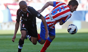 Temporada 12/13. Partido Atlético de Madrid Granada.Koke luchando un balón