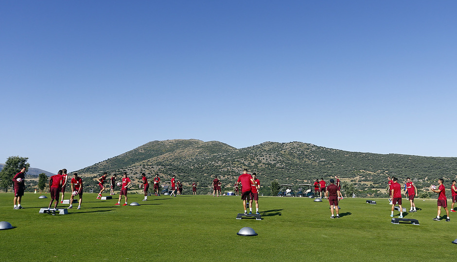 temporada 16/17. Entrenamiento en el campo de golf de Los Ángeles de San Rafael. Jugadores realizando ejercicios con balón durante el entrenamiento