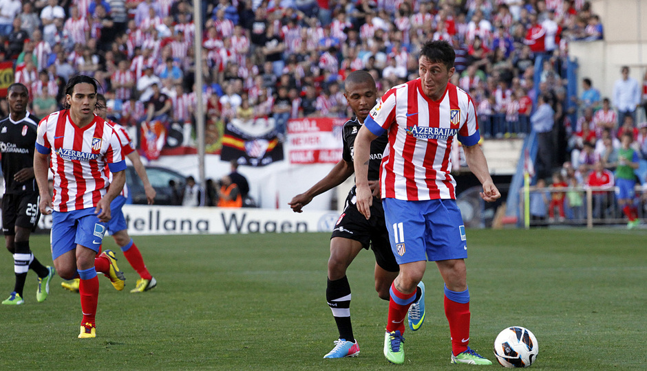 Temporada 12/13. Partido Atlético de Madrid Granada.Cristian Rodríguez con el balón