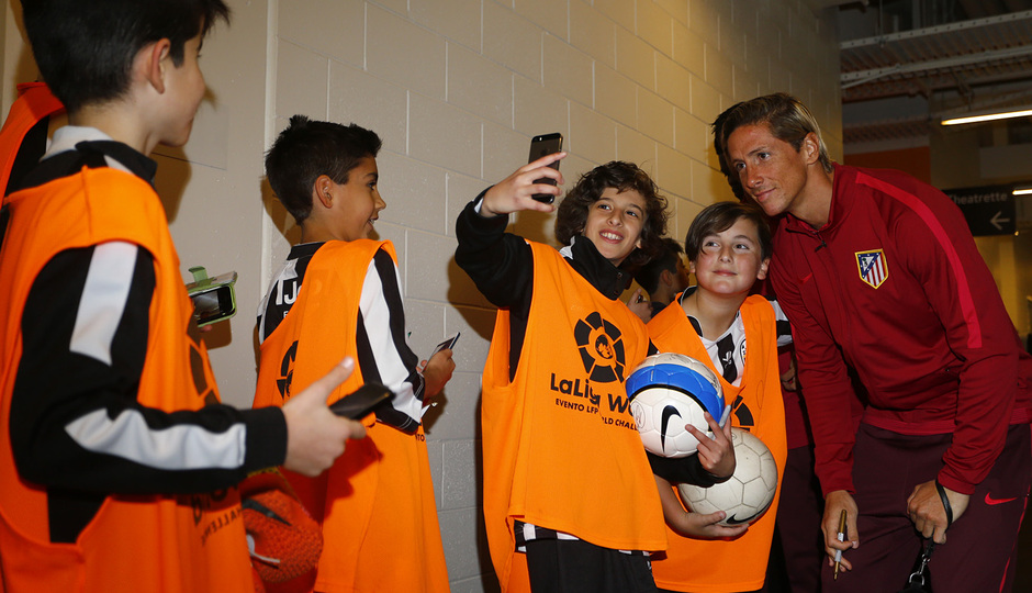 Torres se fotografía con niños del clinic de Melbourne