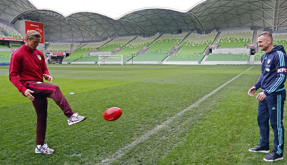 Torres y Berisha practican con el balón de fútbol australiano